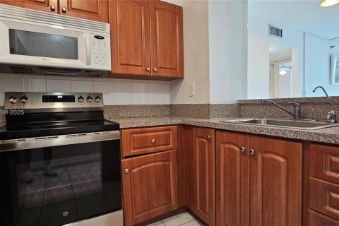Condo in Miami, Florida, 2 bedrooms  № 1896770 - photo 7