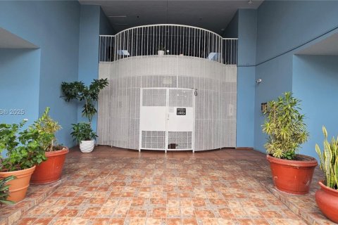 Condo in Miami, Florida, 2 bedrooms  № 1896770 - photo 20