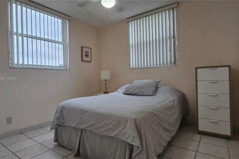 Condo in Miami, Florida, 2 bedrooms  № 1896770 - photo 12