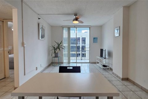 Condo in Miami, Florida, 2 bedrooms  № 1896770 - photo 4
