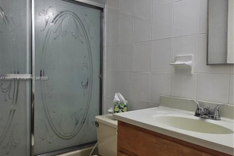 Condo in Miami, Florida, 2 bedrooms  № 1896770 - photo 16