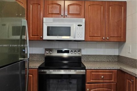 Condo in Miami, Florida, 2 bedrooms  № 1896770 - photo 9