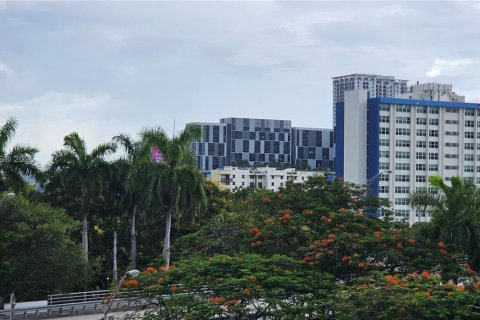 Condo in Miami, Florida, 2 bedrooms  № 1896770 - photo 18