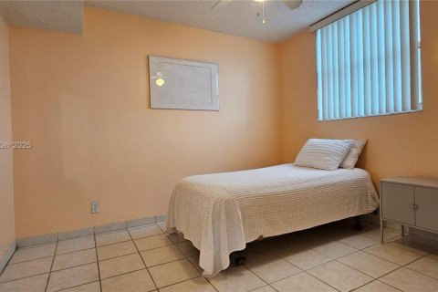 Condo in Miami, Florida, 2 bedrooms  № 1896770 - photo 14