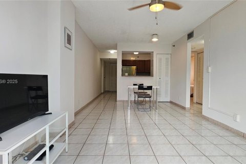 Condo in Miami, Florida, 2 bedrooms  № 1896770 - photo 3