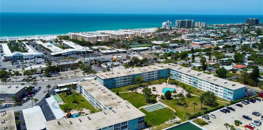 Condo in Saint Pete Beach, Florida, 2 bedrooms № 1722181