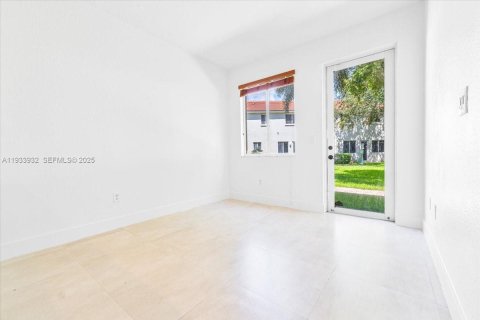 Adosado en venta en Miami Gardens, Florida, 4 dormitorios, 160.07 m2 № 1992385 - foto 14