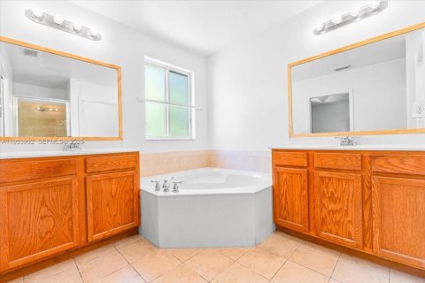 Adosado en venta en Miami Gardens, Florida, 4 dormitorios, 160.07 m2 № 1992385 - foto 23