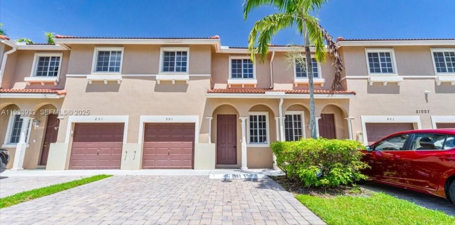 Adosado en Miami Gardens, Florida 4 dormitorios, 160.07 m2 № 1992385