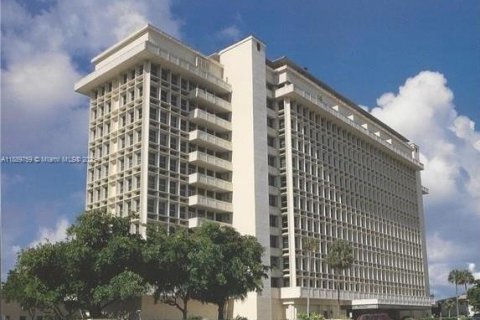 Condominio en venta en Coral Gables, Florida, 1 dormitorio, 78.04 m2 № 1945923 - foto 1