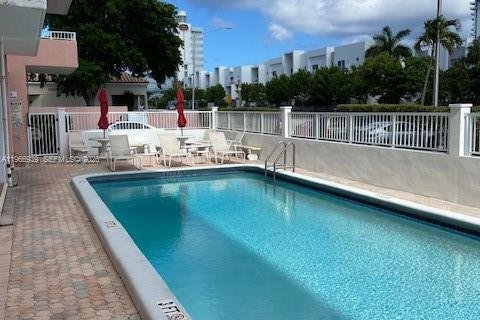 Снять в аренду кондоминиум в Помпано-Бич, Флорида 2 спальни, 60.39м2, № 2028391 - фото 12