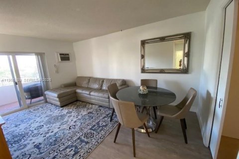 Снять в аренду кондоминиум в Помпано-Бич, Флорида 2 спальни, 60.39м2, № 2028391 - фото 7