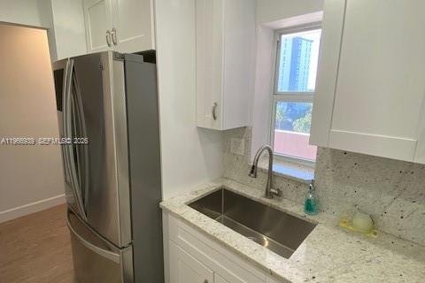 Снять в аренду кондоминиум в Помпано-Бич, Флорида 2 спальни, 60.39м2, № 2028391 - фото 2