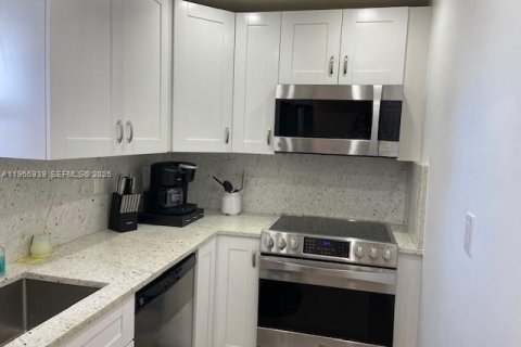 Condominio en Pompano Beach, Florida, 2 dormitorios  № 2028391