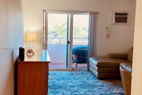 Снять в аренду кондоминиум в Помпано-Бич, Флорида 2 спальни, 60.39м2, № 2028391 - фото 8