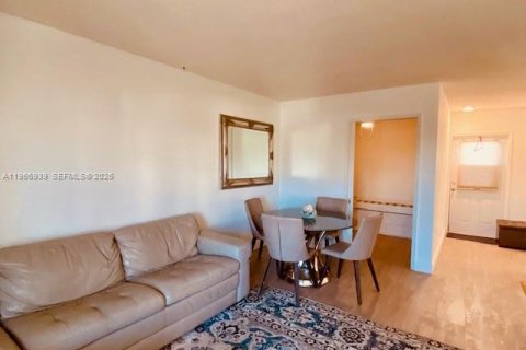 Снять в аренду кондоминиум в Помпано-Бич, Флорида 2 спальни, 60.39м2, № 2028391 - фото 4