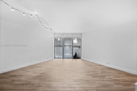 Снять в аренду кондоминиум в Майами, Флорида 62.24м2, № 1997196 - фото 3