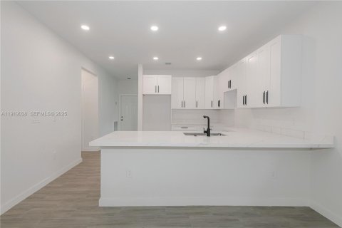 Купить виллу или дом в Окленд-Парк, Флорида 3 спальни, № 1977160 - фото 9