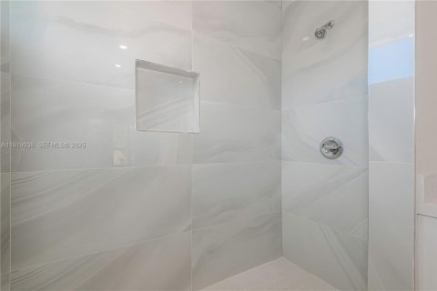 Купить виллу или дом в Окленд-Парк, Флорида 3 спальни, № 1977160 - фото 28