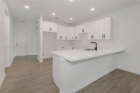 Купить виллу или дом в Окленд-Парк, Флорида 3 спальни, № 1977160 - фото 6