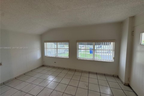 Снять в аренду виллу или дом в Майами, Флорида 3 спальни, 219.16м2, № 2058825 - фото 2