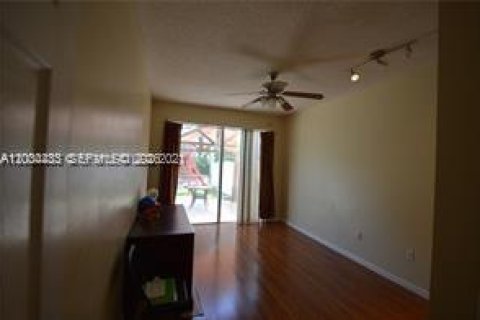 House in Pembroke Pines, Florida 4 bedrooms, 254.55 sq.m. № 2068579 - photo 3