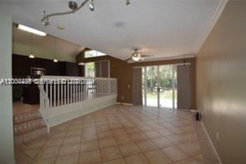 House in Pembroke Pines, Florida 4 bedrooms, 254.55 sq.m. № 2068579 - photo 9