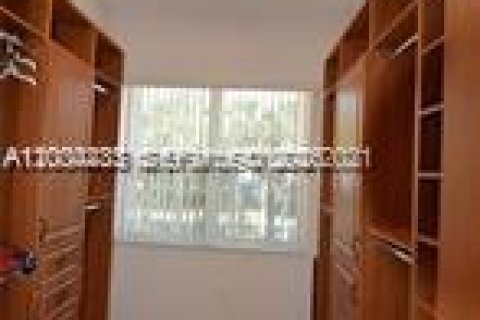 House in Pembroke Pines, Florida 4 bedrooms, 254.55 sq.m. № 2068579 - photo 16