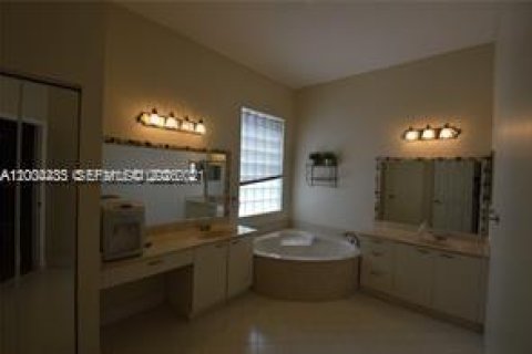 House in Pembroke Pines, Florida 4 bedrooms, 254.55 sq.m. № 2068579 - photo 15