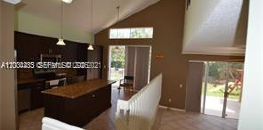 House in Pembroke Pines, Florida 4 bedrooms, 254.55 sq.m. № 2068579