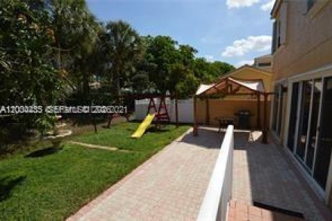 House in Pembroke Pines, Florida 4 bedrooms, 254.55 sq.m. № 2068579 - photo 18
