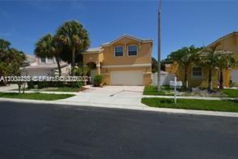 House in Pembroke Pines, Florida 4 bedrooms, 254.55 sq.m. № 2068579 - photo 12