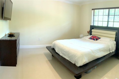 Villa ou maison à louer à Miami, Floride: 3 chambres, 139.35 m2 № 1990684 - photo 5