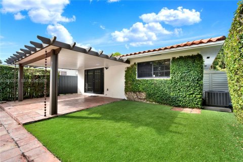 House in Miami, Florida 3 bedrooms, 139.35 sq.m. № 1990684 - photo 27