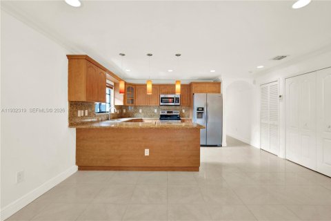 House in Miami, Florida 3 bedrooms, 139.35 sq.m. № 1990684 - photo 14