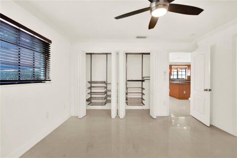 House in Miami, Florida 3 bedrooms, 139.35 sq.m. № 1990684 - photo 17