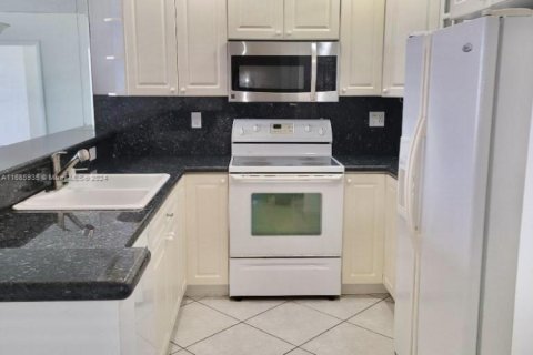 Condo in Hallandale Beach, Florida, 1 bedroom  № 2038113 - photo 3