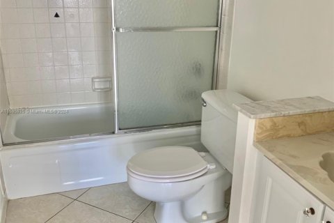 Condo in Hallandale Beach, Florida, 1 bedroom  № 2038113 - photo 13