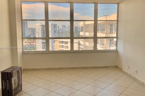 Condo in Hallandale Beach, Florida, 1 bedroom  № 2038113 - photo 6