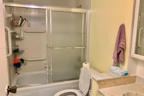 Condo in Hallandale Beach, Florida, 1 bedroom  № 2038113 - photo 12