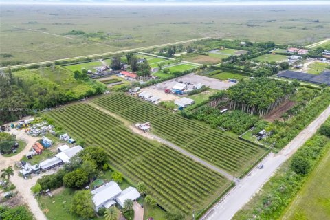 Propiedad comercial en venta en Miami, Florida № 1820320 - foto 11