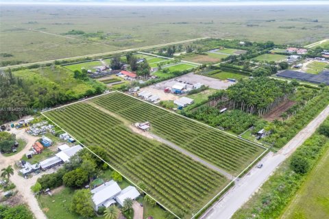 Propiedad comercial en venta en Miami, Florida № 1820320 - foto 12