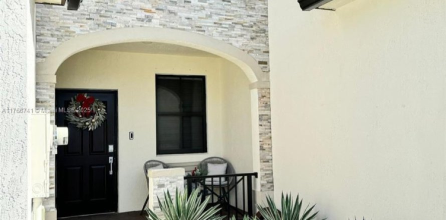 Townhouse in Miami, Florida 3 bedrooms, 133.87 sq.m. № 1867428