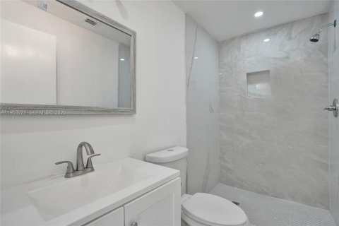 Commercial property in West Palm Beach, Florida 208.84 sq.m. № 2007595 - photo 9