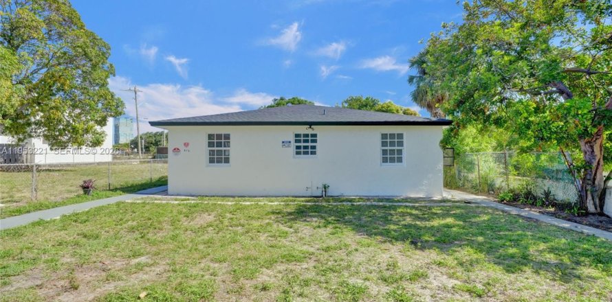 Commercial property in West Palm Beach, Florida 208.84 sq.m. № 2007595