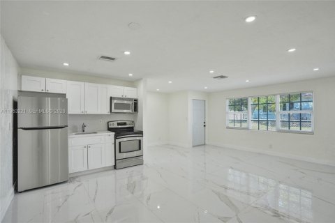 Commercial property in West Palm Beach, Florida 208.84 sq.m. № 2007595 - photo 11