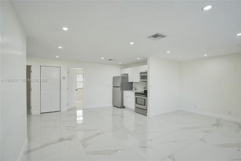 Commercial property in West Palm Beach, Florida 208.84 sq.m. № 2007595 - photo 12