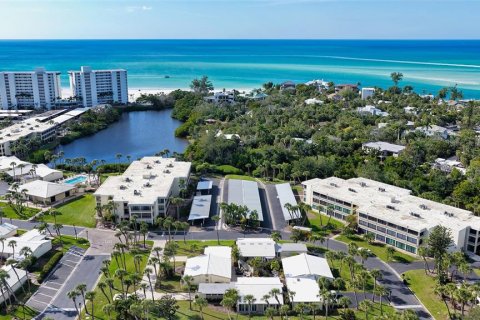 House in Sarasota, Florida 2 bedrooms, 135.82 sq.m. № 2232585