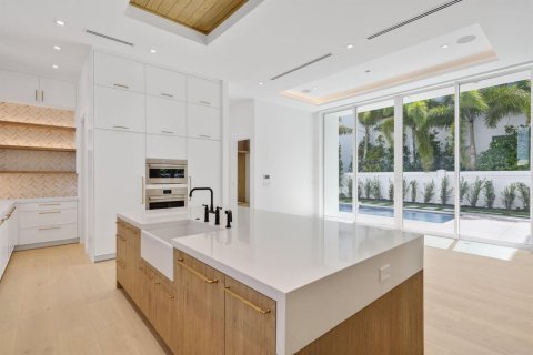 House in Delray Beach, Florida 5 bedrooms, 482.35 sq.m. № 2174046 - photo 11