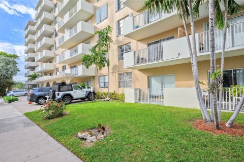 Condominio en venta en North Bay Village, Florida, 1 dormitorio, 76.83 m2 № 1839194 - foto 2